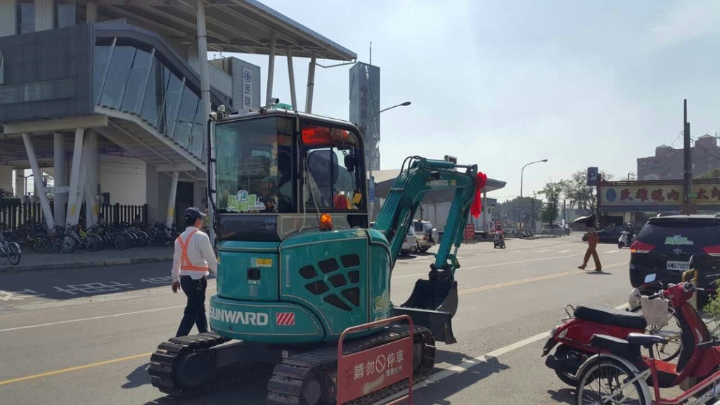 嘉義市长大赞人生就是搏智能挖掘机环台义举