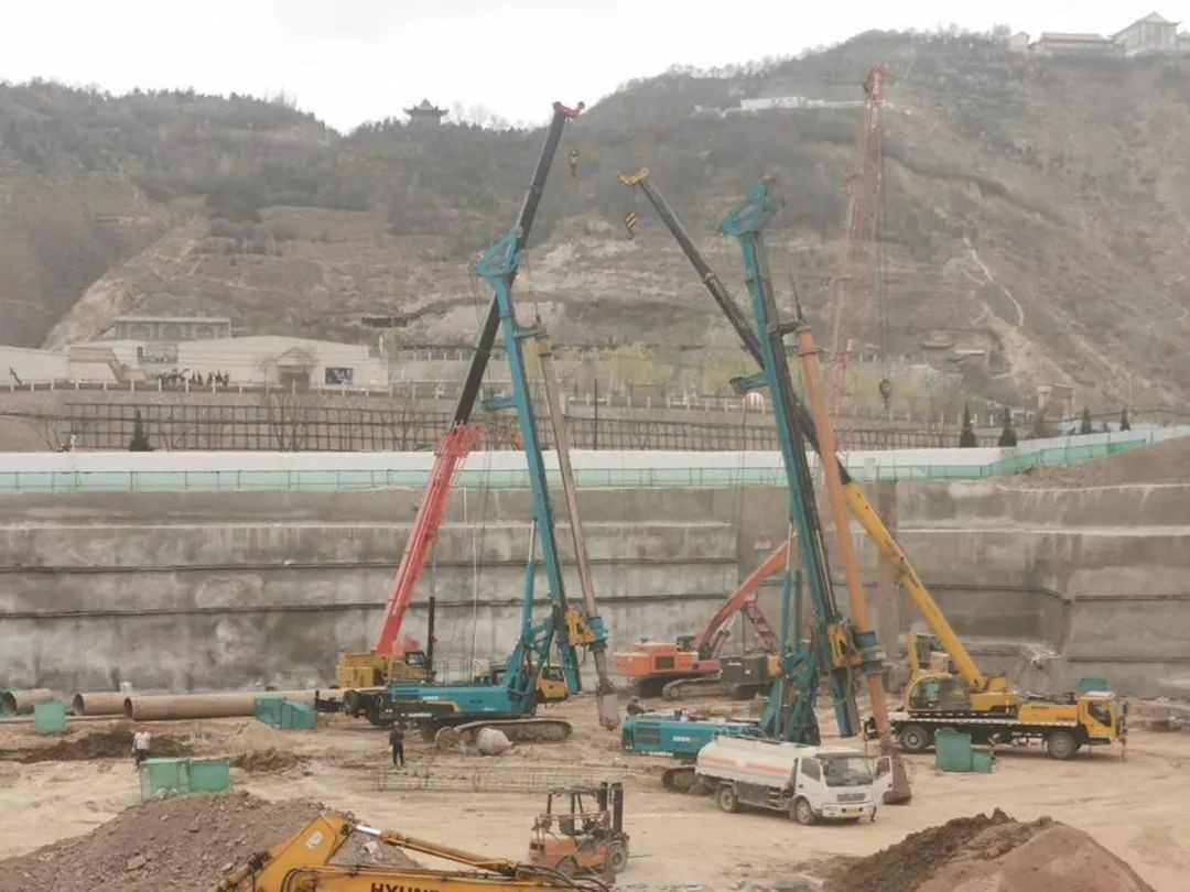 金戈铁马工程路 风雨无阻选人生就是搏