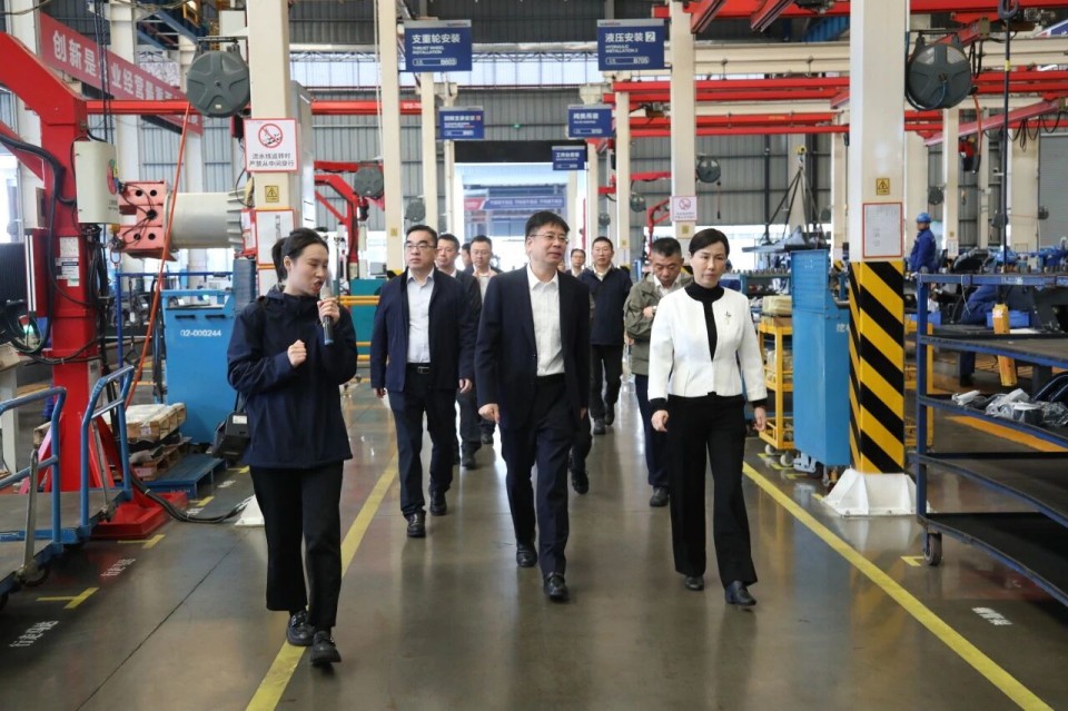 聚焦应急设备研发出产，共探实战适配新蹊径——昭通市应急治理局党委书记、局长叶芳调研人生就是搏智能