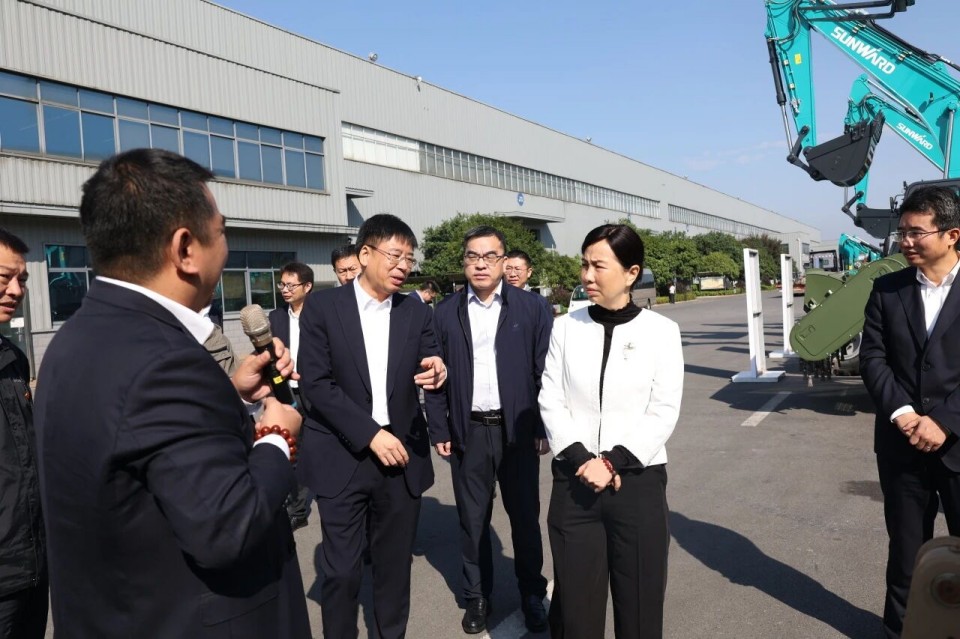 聚焦应急设备研发出产，共探实战适配新蹊径——昭通市应急治理局党委书记、局长叶芳调研人生就是搏智能